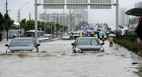 雨天駕駛專題：如何安全通過積水路段