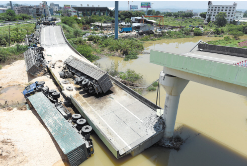 超載貨車導致匝道橋坍塌