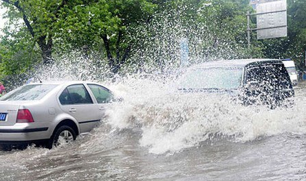 雨天進入難以把握水深的路段