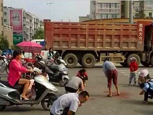 貨車側(cè)翻 多聞眾人哄搶 少見司機自省 1