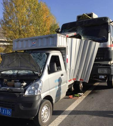 高速路上停車加水被撞