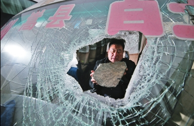 山石滑落砸傷客車駕駛員 山區(qū)行車安全謹慎駕駛