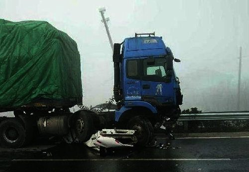 江蘇兩交警霧天執(zhí)勤遭貨車碾壓殉職