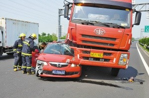 不明物對(duì)穿面包車 離奇車禍源起大貨車 7