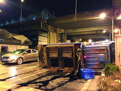 南京一貨車撞上等紅燈面包車 司機疲勞駕駛 1