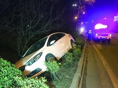 南京一貨車撞上等紅燈面包車 司機疲勞駕駛 2