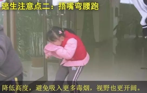 大客車突然起火 如何安全快速逃生？-8